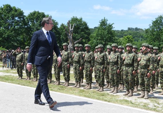 Predsednik Vučić uručio vojne zastave brigadama Vojske Srbije