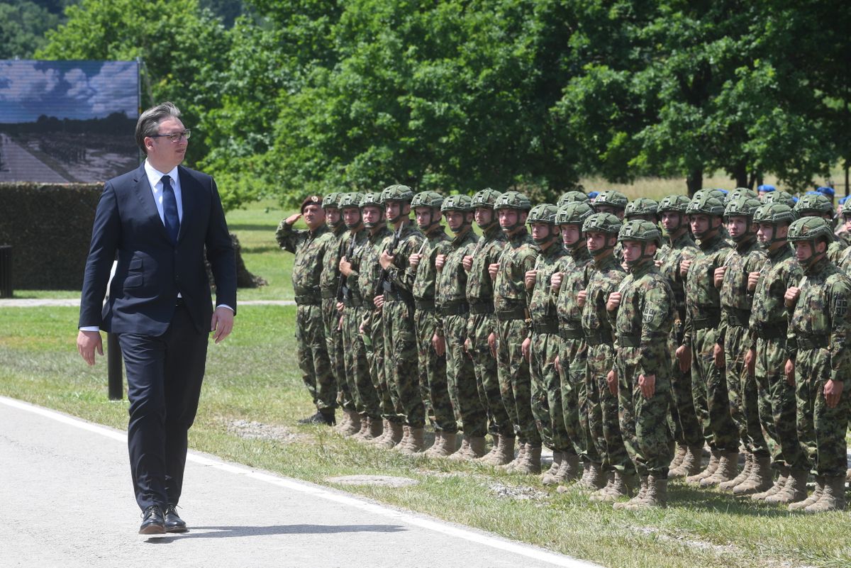 Predsednik Vučić uručio vojne zastave brigadama Vojske Srbije