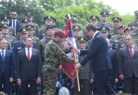 Predsednik Vučić uručio vojne zastave brigadama Vojske Srbije