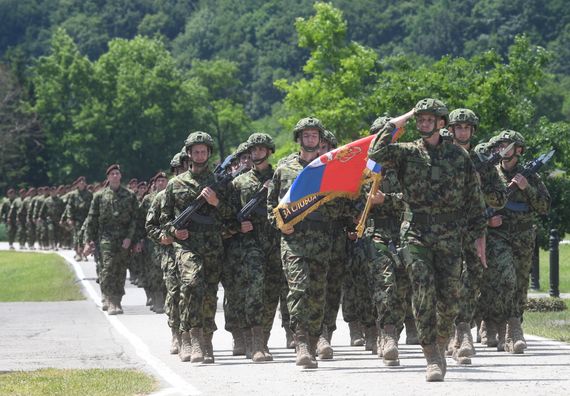 Председник Вучић уручио војне заставе бригадама Војске Србије