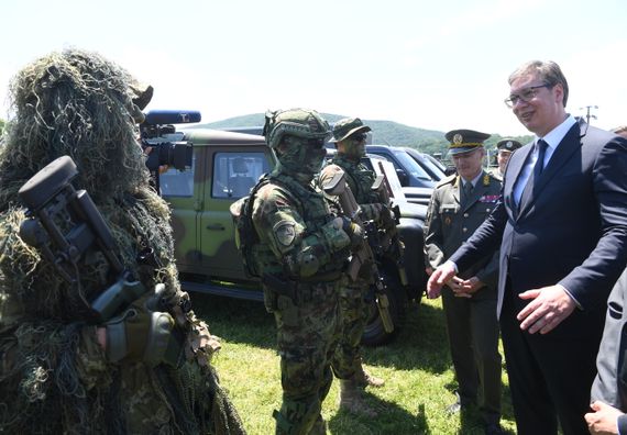 Председник Вучић уручио војне заставе бригадама Војске Србије