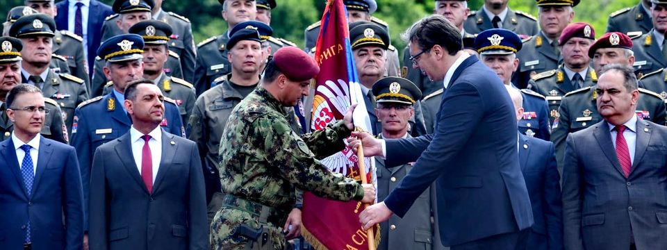 Predsednik Vučić uručio vojne zastave brigadama Vojske Srbije
