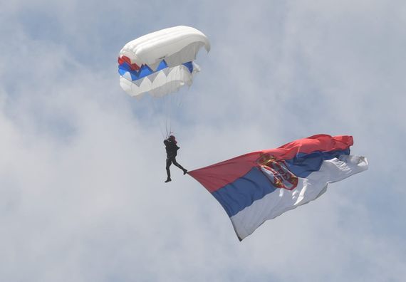 Predsednik Vučić uručio vojne zastave brigadama Vojske Srbije