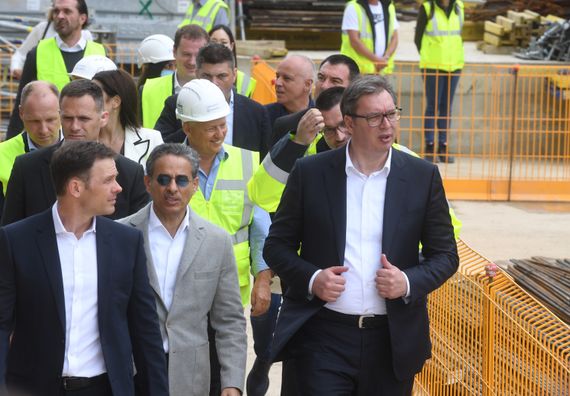 Predsednik Vučić obišao radove na Kuli Beograd