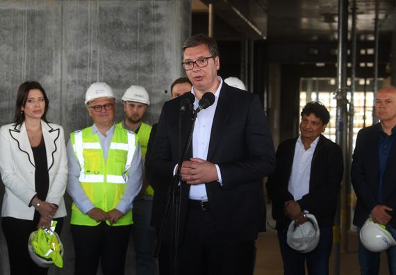 Predsednik Vučić obišao radove na Kuli Beograd