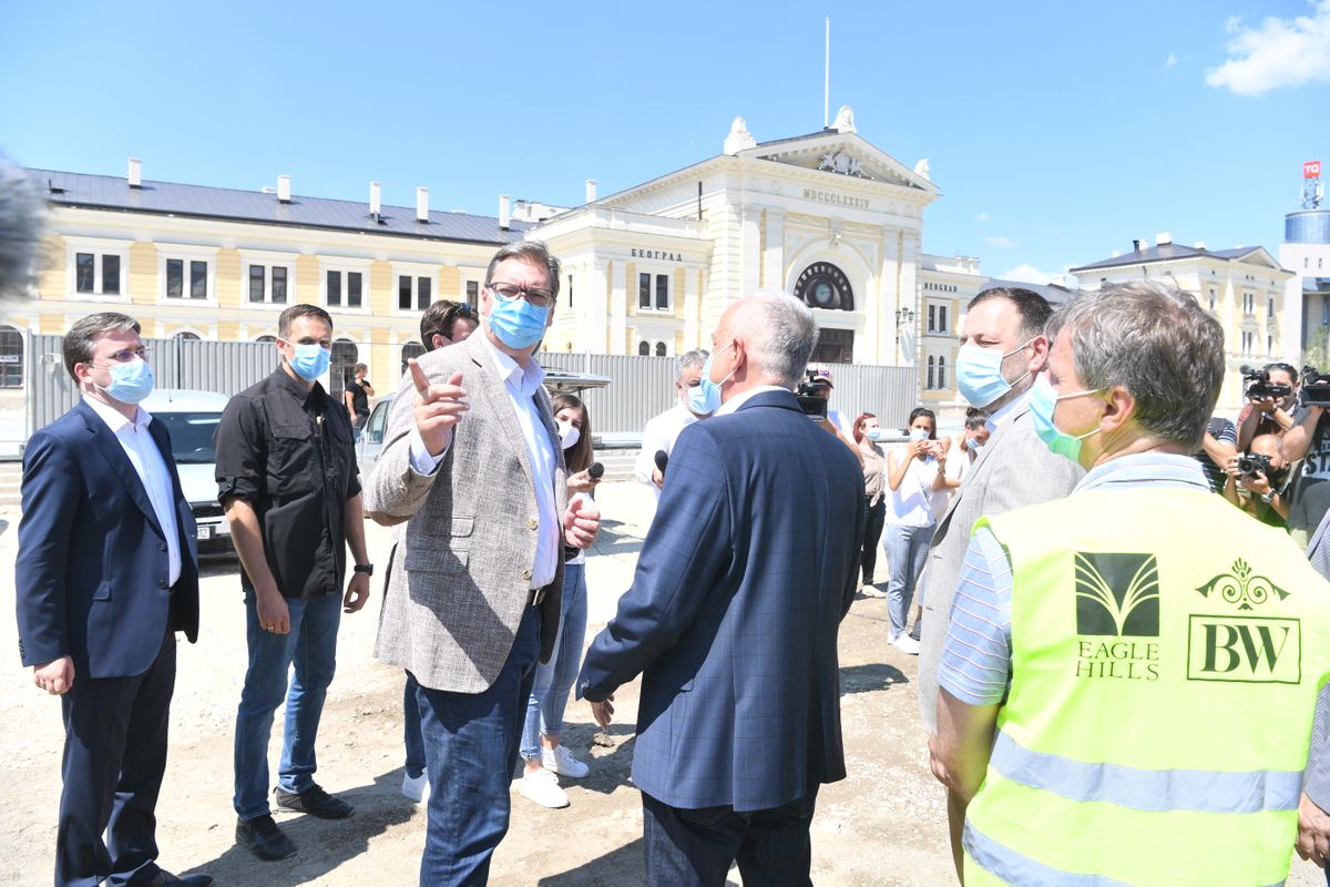 Председник Вучић обишао радове на Савском тргу