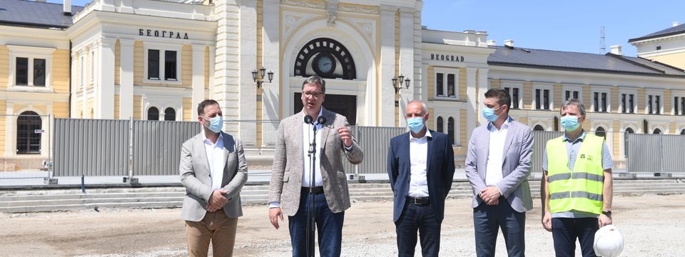 Председник Вучић обишао радове на Савском тргу