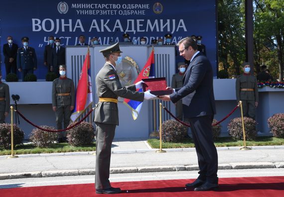 Председник Вучић присуствовао свечаној промоцији најмлађих официра Војске Србије