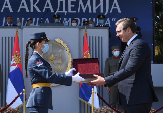 Председник Вучић присуствовао свечаној промоцији најмлађих официра Војске Србије