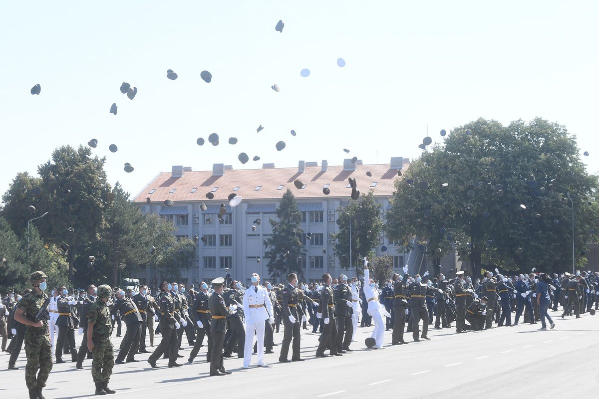 Председник Вучић присуствовао свечаној промоцији најмлађих официра Војске Србије