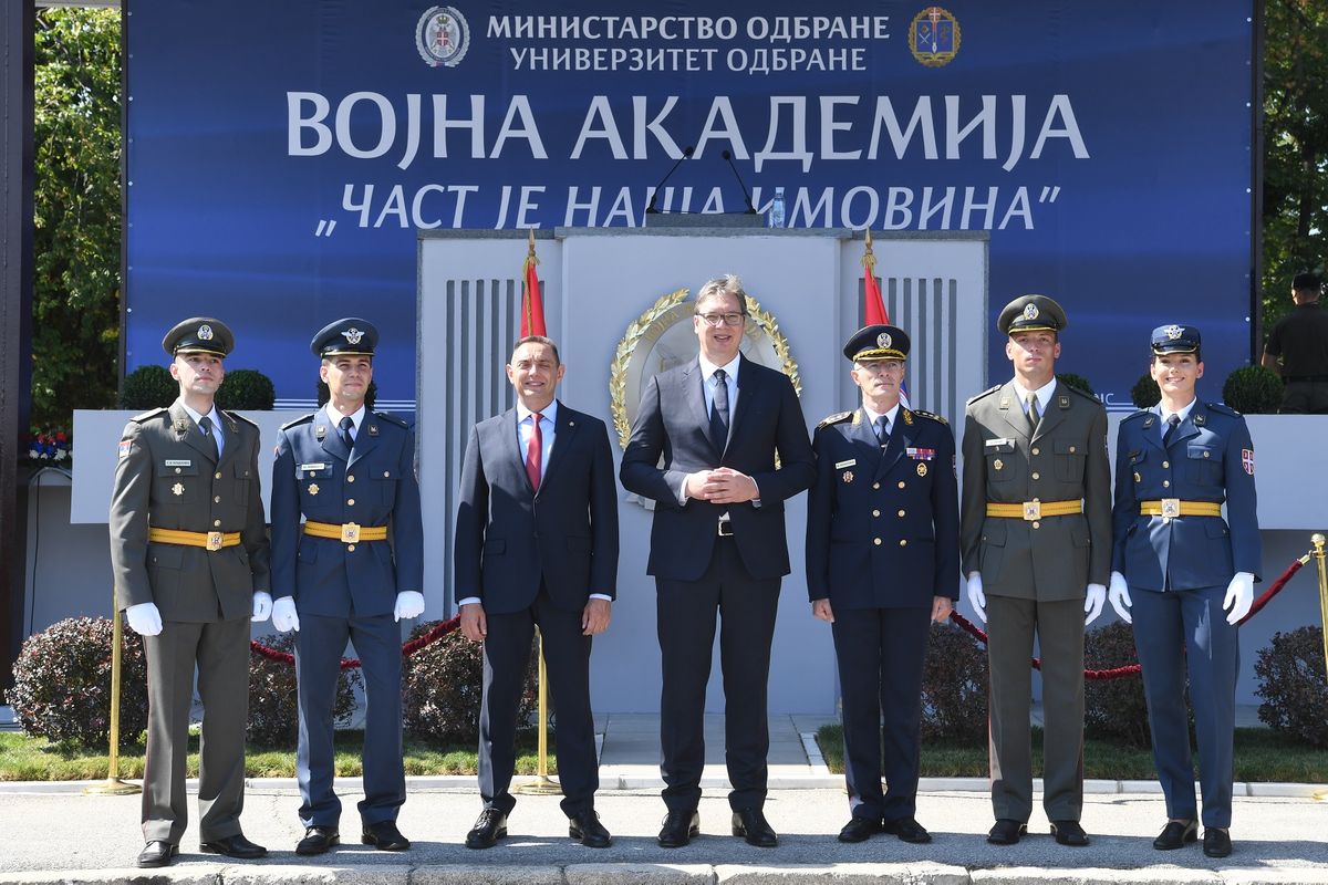 Председник Вучић присуствовао свечаној промоцији најмлађих официра Војске Србије