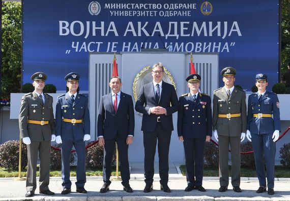 Председник Вучић присуствовао свечаној промоцији најмлађих официра Војске Србије