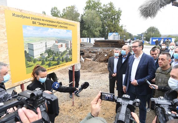Председник Вучић обишао радове на изградњи нoвe кoвид бoлницe