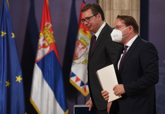 Predsednik Vučić sastao se sa evropskim komesarom za susedstvo i proširenje EU