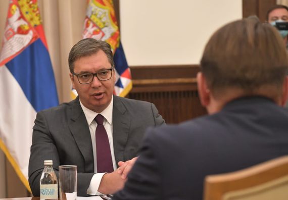 Predsednik Vučić sastao se sa evropskim komesarom za susedstvo i proširenje EU