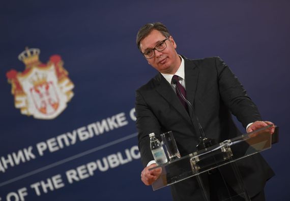Predsednik Vučić sastao se sa evropskim komesarom za susedstvo i proširenje EU