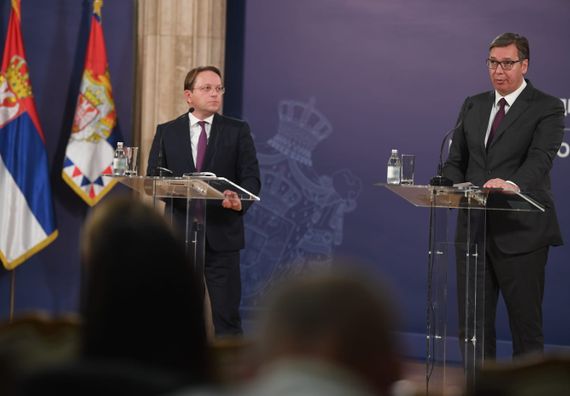 Председник Вучић састао се са европским комесаром за суседство и проширење ЕУ