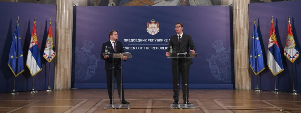 Predsednik Vučić sastao se sa evropskim komesarom za susedstvo i proširenje EU
