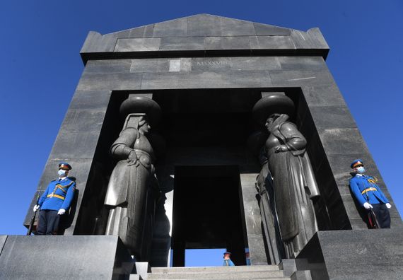 Predsednik Vučić položio venac na spomenik Neznanom junaku na Avali