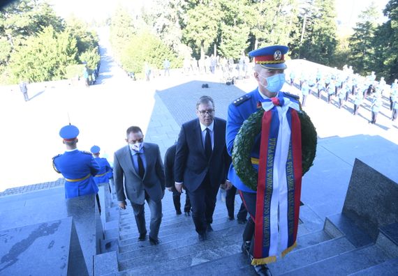 Председник Вучић положиo венац на споменик Незнаном јунаку на Авали