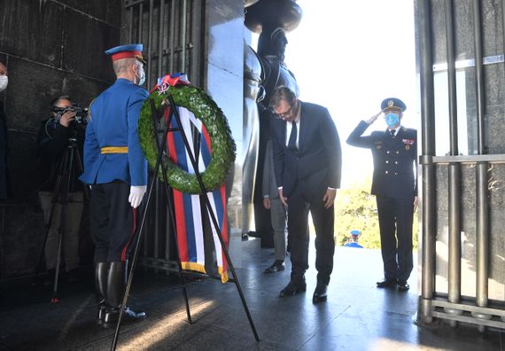 Predsednik Vučić položio venac na spomenik Neznanom junaku na Avali