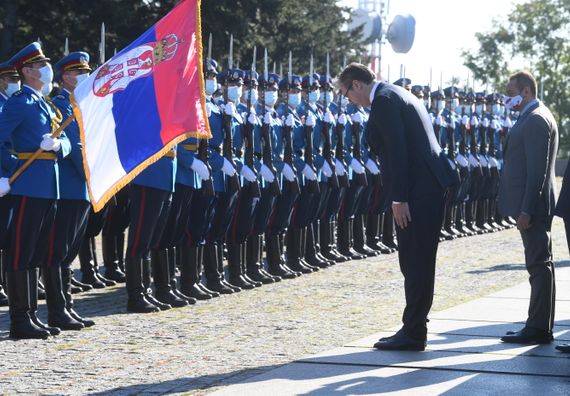 Председник Вучић положиo венац на споменик Незнаном јунаку на Авали