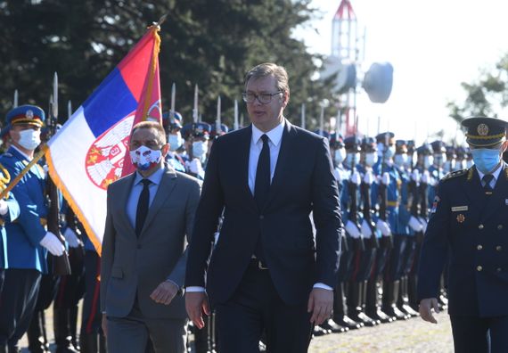 Председник Вучић положиo венац на споменик Незнаном јунаку на Авали