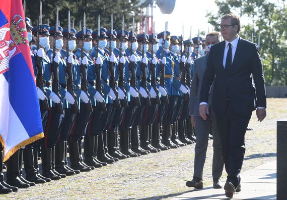 Predsednik Vučić položio venac na spomenik Neznanom junaku na Avali