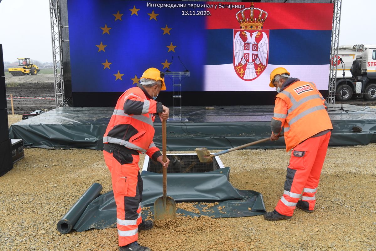 Predsednik Vučić prisustvovao postavljanju kamena temeljca za izgradnju intermodalnog terminala u Batajnici