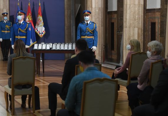 Председник Вучић уручио одликовања заслужним појединцима, представницима медија и институцијама
