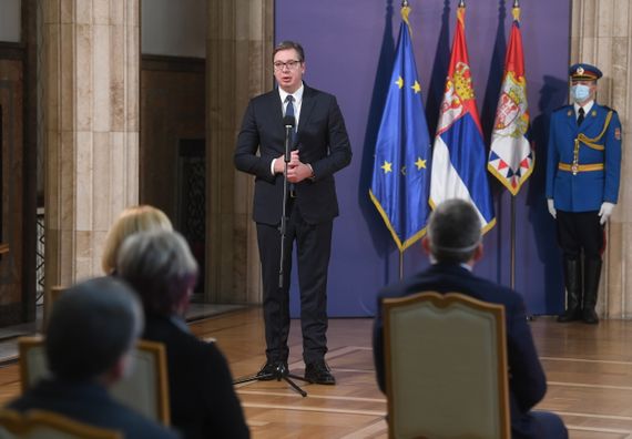 Predsednik Vučić uručio odlikovanja zaslužnim pojedincima, predstavnicima medija i institucijama