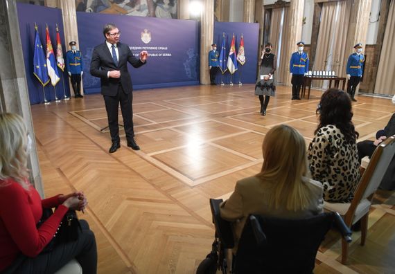 Председник Вучић уручио одликовања заслужним појединцима, представницима медија и институцијама