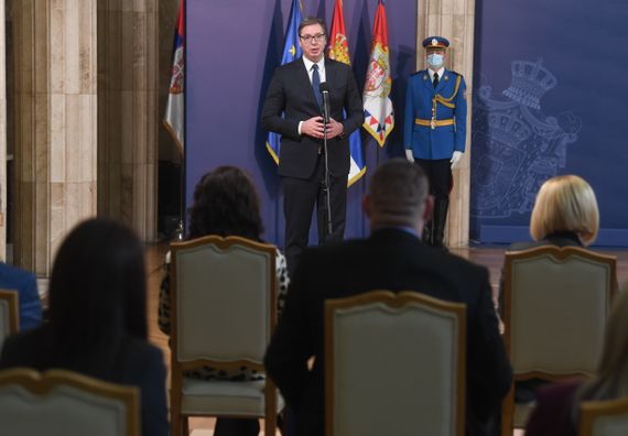 Predsednik Vučić uručio odlikovanja zaslužnim pojedincima, predstavnicima medija i institucijama