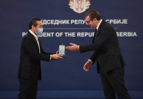 Predsednik Vučić uručio odlikovanja zaslužnim pojedincima, predstavnicima medija i institucijama