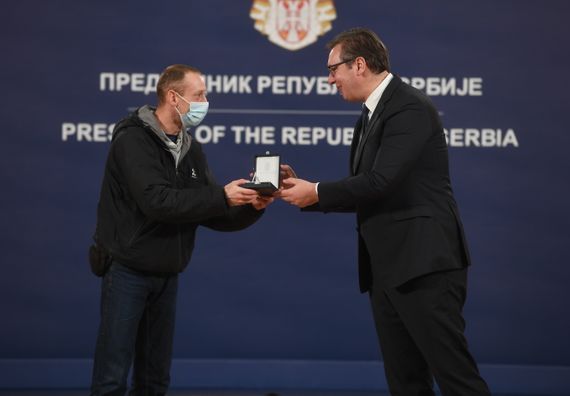 Председник Вучић уручио одликовања заслужним појединцима, представницима медија и институцијама