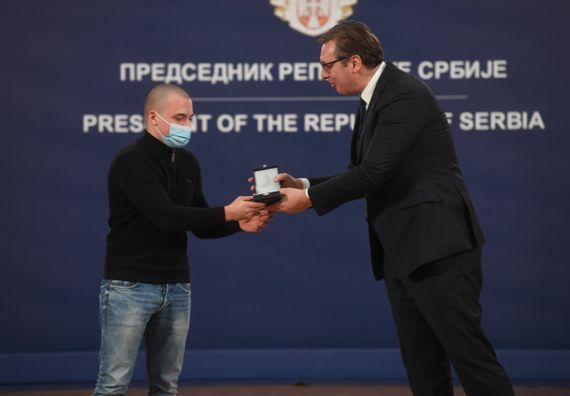 Председник Вучић уручио одликовања заслужним појединцима, представницима медија и институцијама