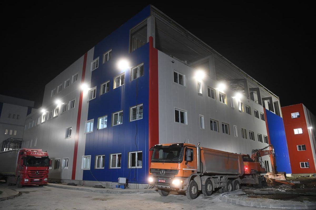 Председник Вучић обишао радове на изградњи нове ковид болнице