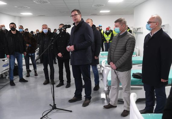 Председник Вучић обишао радове на изградњи нове ковид болнице