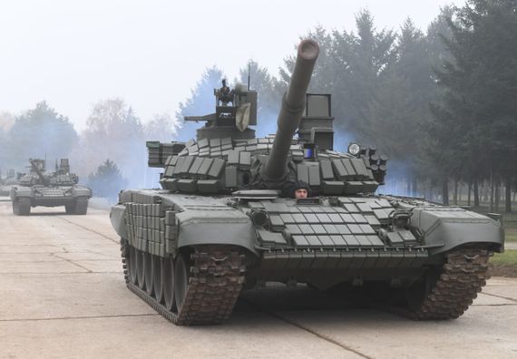 Predsednik Vučić prisustvovao prikazu tenkova T-72MS