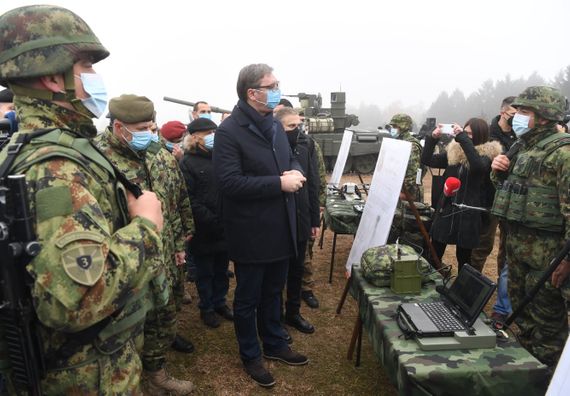 Predsednik Vučić prisustvovao prikazu tenkova T-72MS