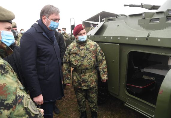 Predsednik Vučić prisustvovao prikazu tenkova T-72MS