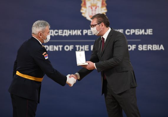 Uručena odlikovanja pripadnicima Vojske Srbije i porodicama posthumno odlikovanih heroja