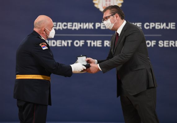 Uručena odlikovanja pripadnicima Vojske Srbije i porodicama posthumno odlikovanih heroja