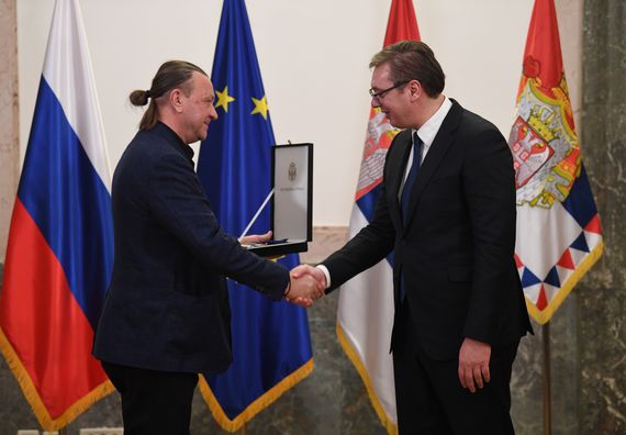 Predsednik Vučić uručio Orden srpske zastave prvog stepena akademskom slikaru Nikolaju Aleksandroviču Muhinu