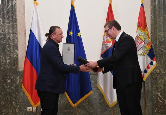 Predsednik Vučić uručio Orden srpske zastave prvog stepena akademskom slikaru Nikolaju Aleksandroviču Muhinu