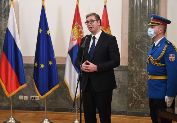 Predsednik Vučić uručio Orden srpske zastave prvog stepena akademskom slikaru Nikolaju Aleksandroviču Muhinu