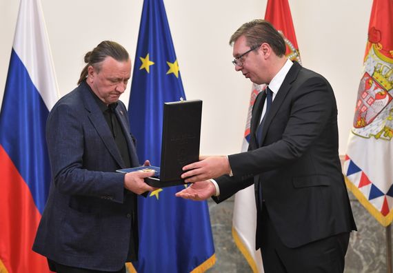 Predsednik Vučić uručio Orden srpske zastave prvog stepena akademskom slikaru Nikolaju Aleksandroviču Muhinu