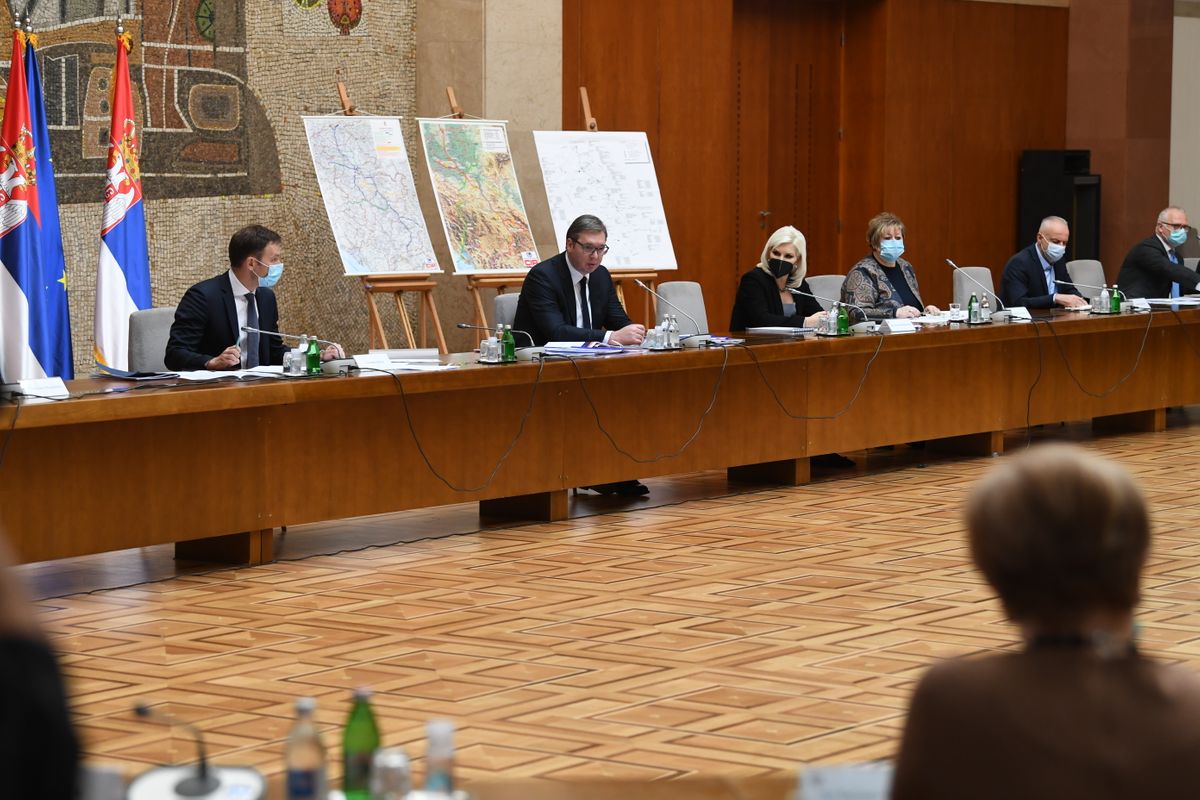 Председник Вучић састао се са министрима и директорима јавних предузећа