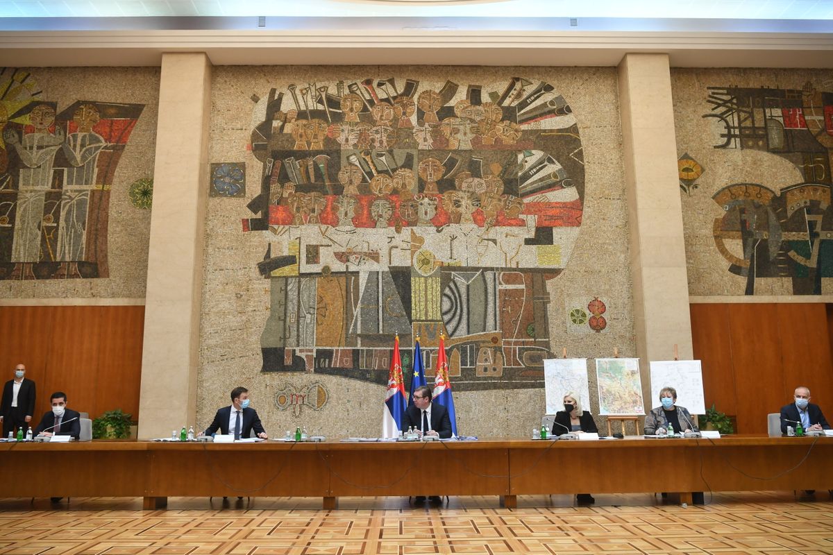 Predsednik Vučić sastao se sa ministrima i direktorima javnih preduzeća