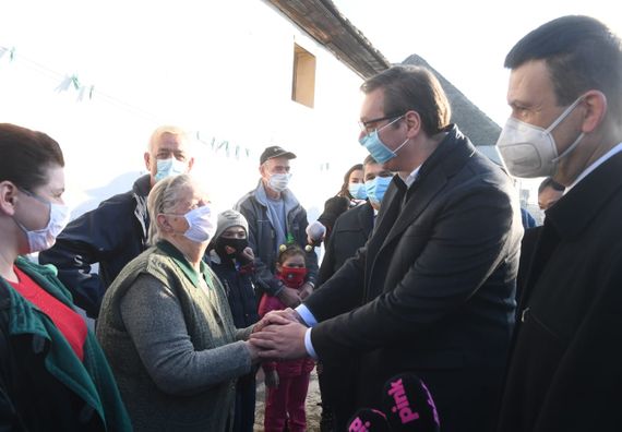 Predsednik Vučić u poseti poljoprivrednom gazdinstvu